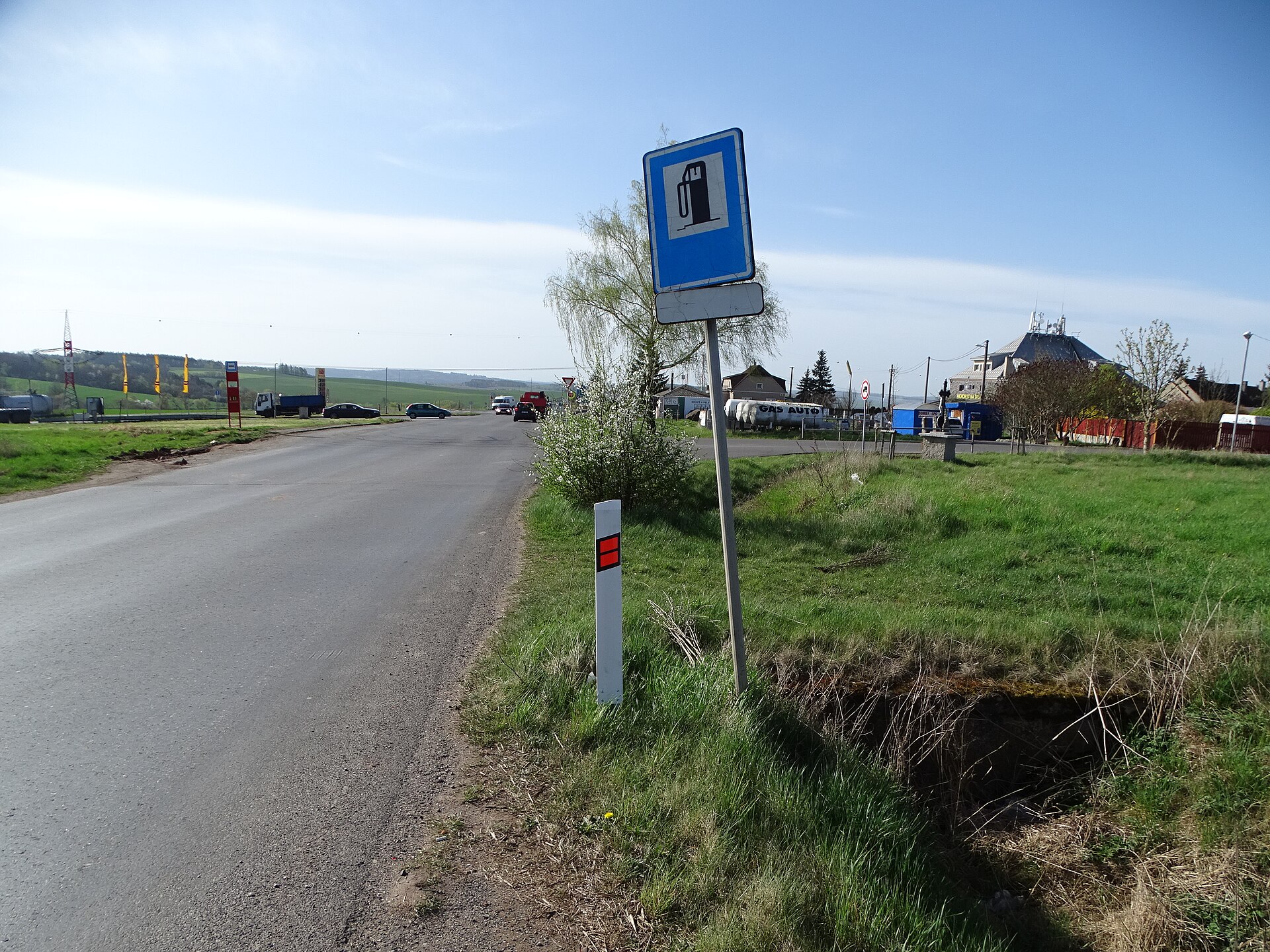 Česká dopravní značka a odražeč u silnice I/229 v Krupé