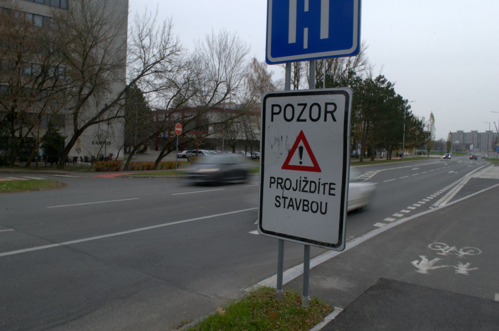 Česká dopravní značka Pozor, projíždíte stavbou